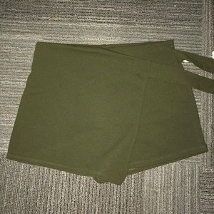 *UNWORN* - Army green skirt/skort